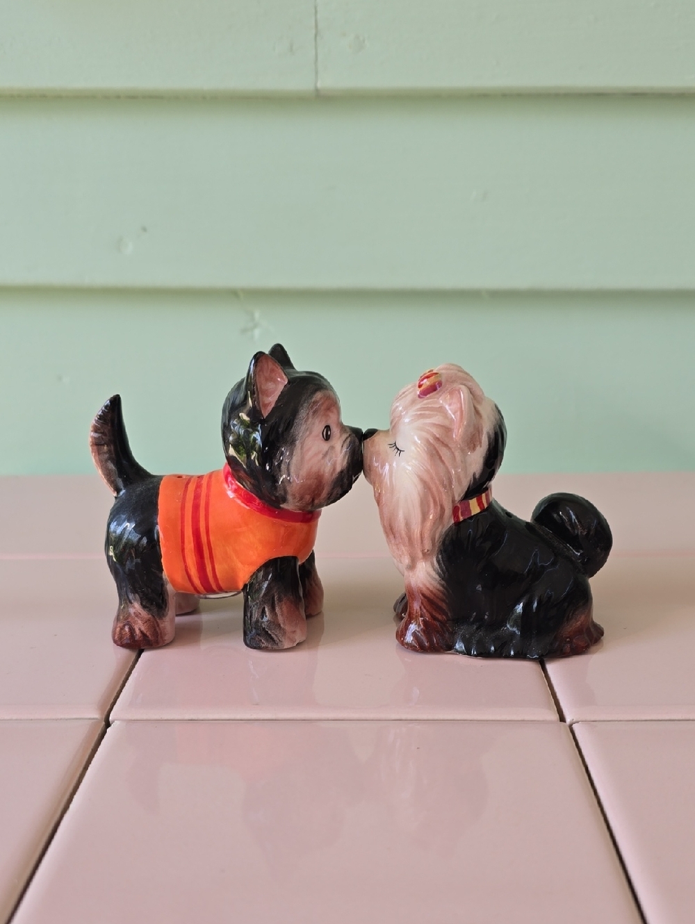 Westland Mwah! 2006 Magnetic Kissing Yorkie Porcelain Dogs Salt & Pepper Shakers